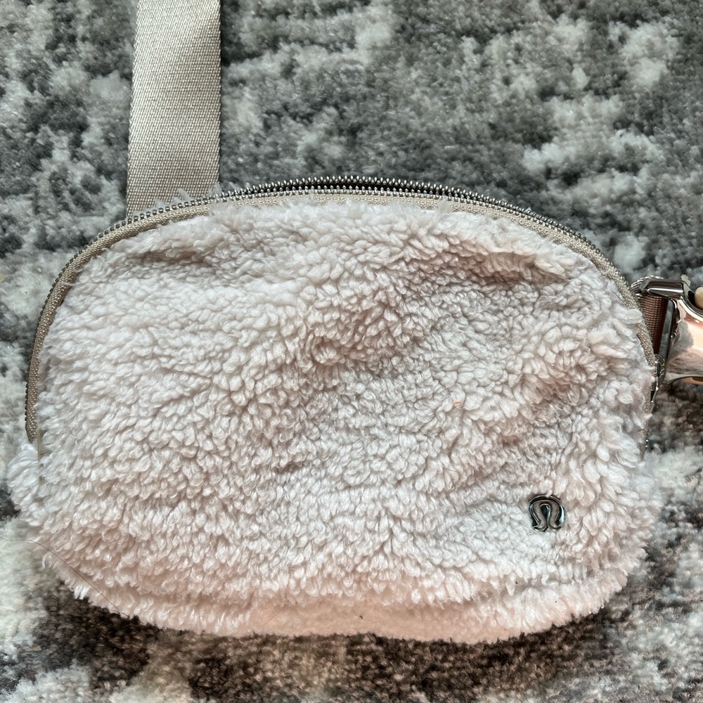 Lululemon everywhere belt bag